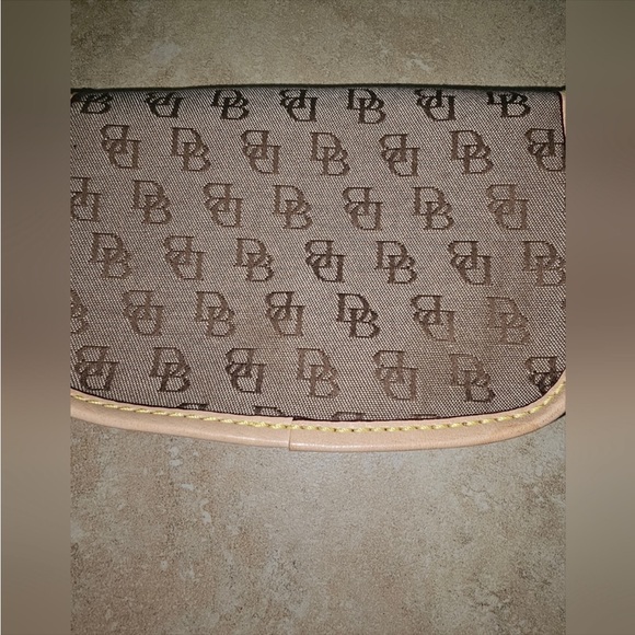 Dooney & Burke Change Purse in excellent condition - Picture 3 of 7